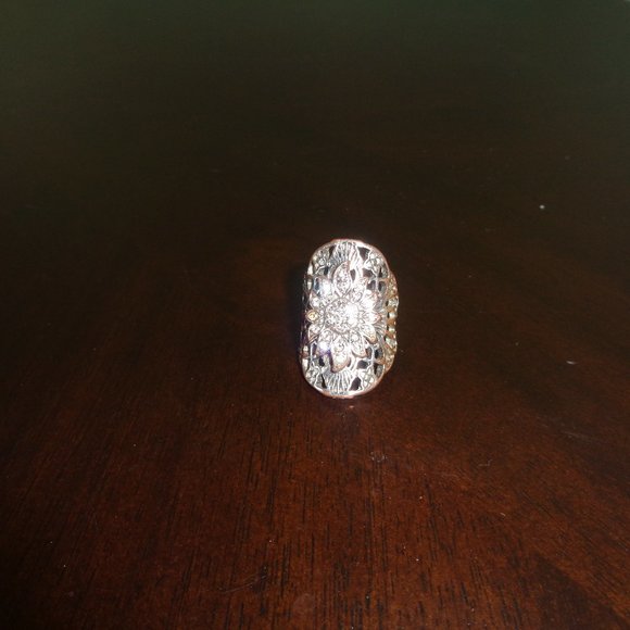 Flowery ring with faux crystals- costume jewelry - Picture 4 of 11